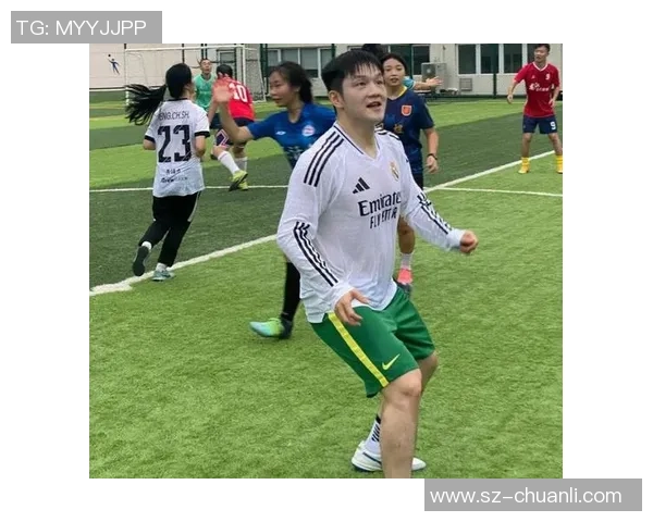 路人偶遇足球明星瞬间捕捉感人互动引发热议视频分享