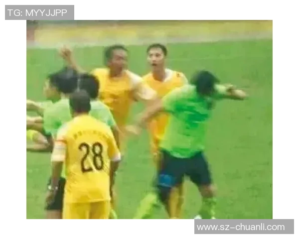 足球明星趣味打闹视频合集展现球场外的欢乐瞬间与友谊时刻